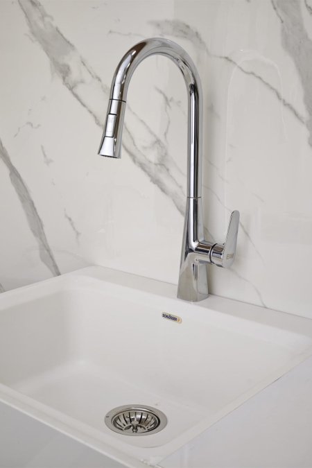 حنفية مغسلة أبيض وكروم بتصميم كلاسيكي